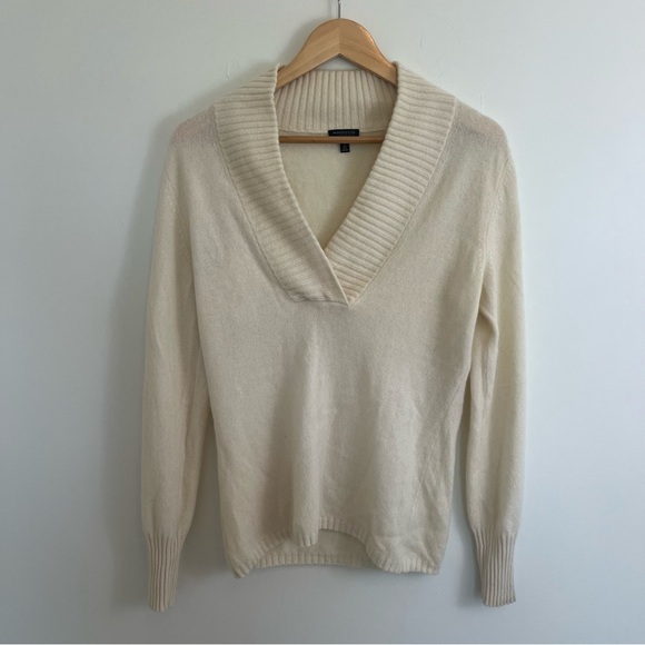Women’s Madison Cashmere Ivory V Neck Sweater Size Medium Old Money Quiet Luxury - Picture 1 of 9